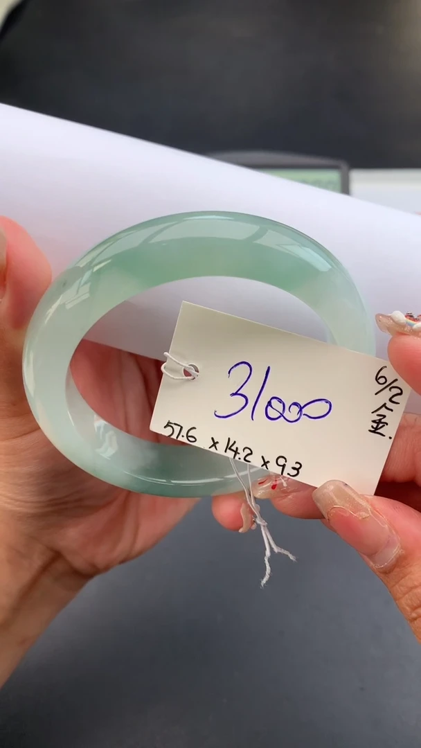 【闪购商品】翡翠手镯未镶嵌 #情人节#送礼，下单联系客服核对地址~