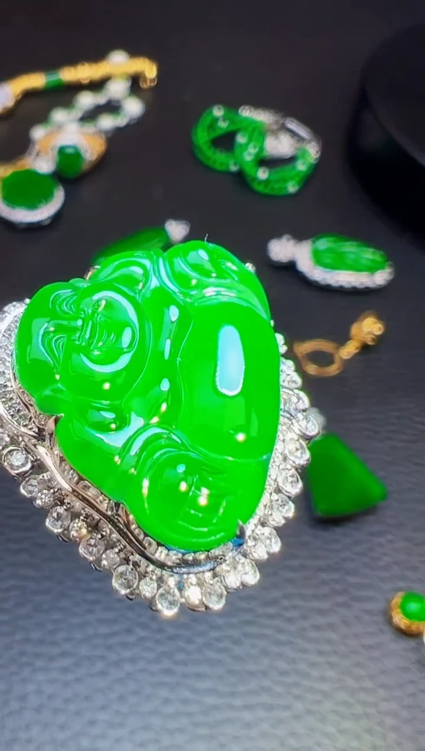 颈饰18K金镶嵌翡翠麦***人翡翠