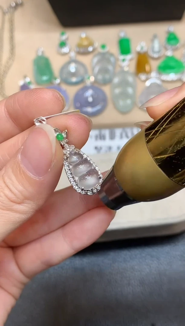 颈饰18K金镶嵌翡翠福豆【无服务费