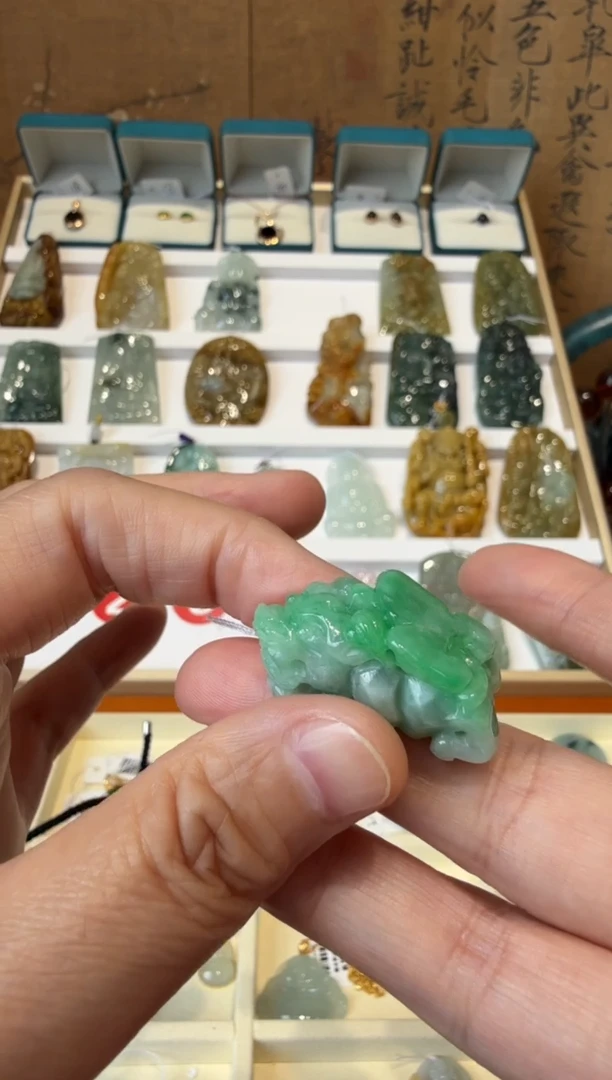 翡翠挂件未镶嵌A货翡翠多样性孤品