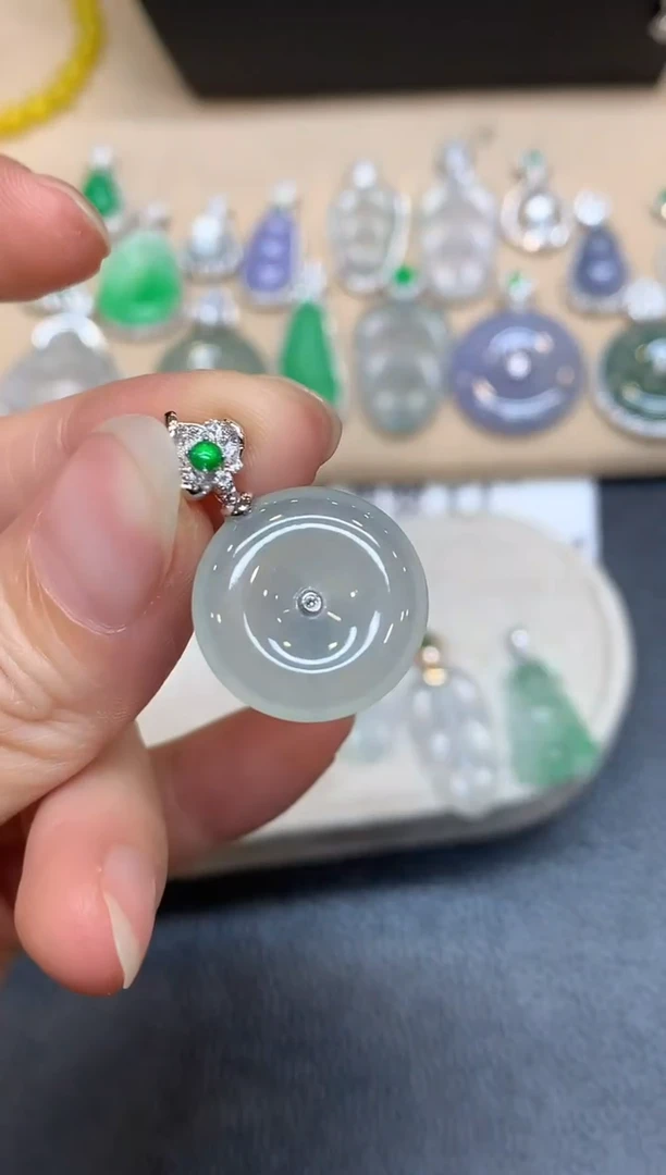 颈饰18K金镶嵌翡翠平安扣【无服务费