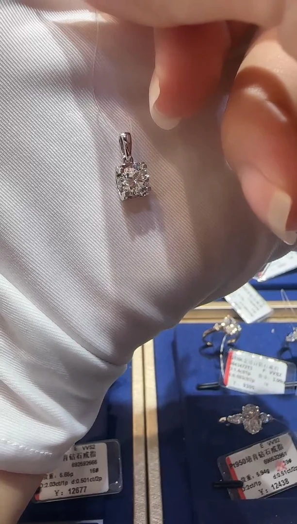 铂Pt950镶嵌颈饰合成钻石牛头吊坠