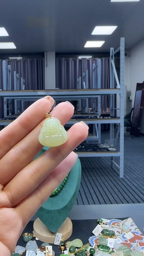 18K金镶嵌和田玉挂件1