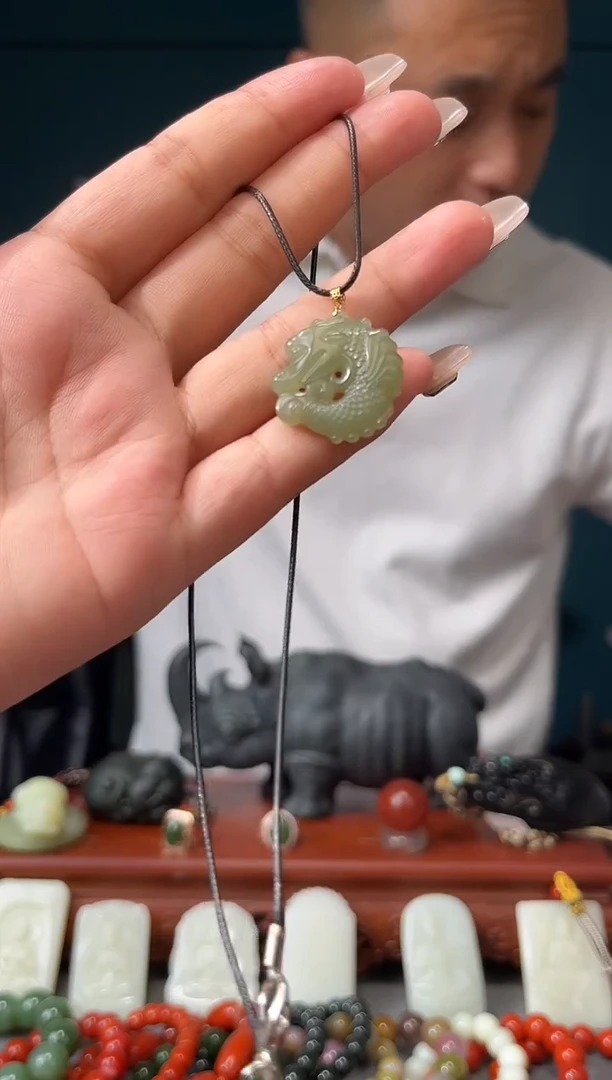 和田玉18K金镶嵌颈饰吊坠