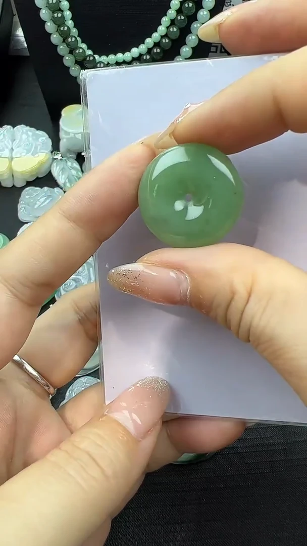 颈饰未镶嵌翡翠平安扣