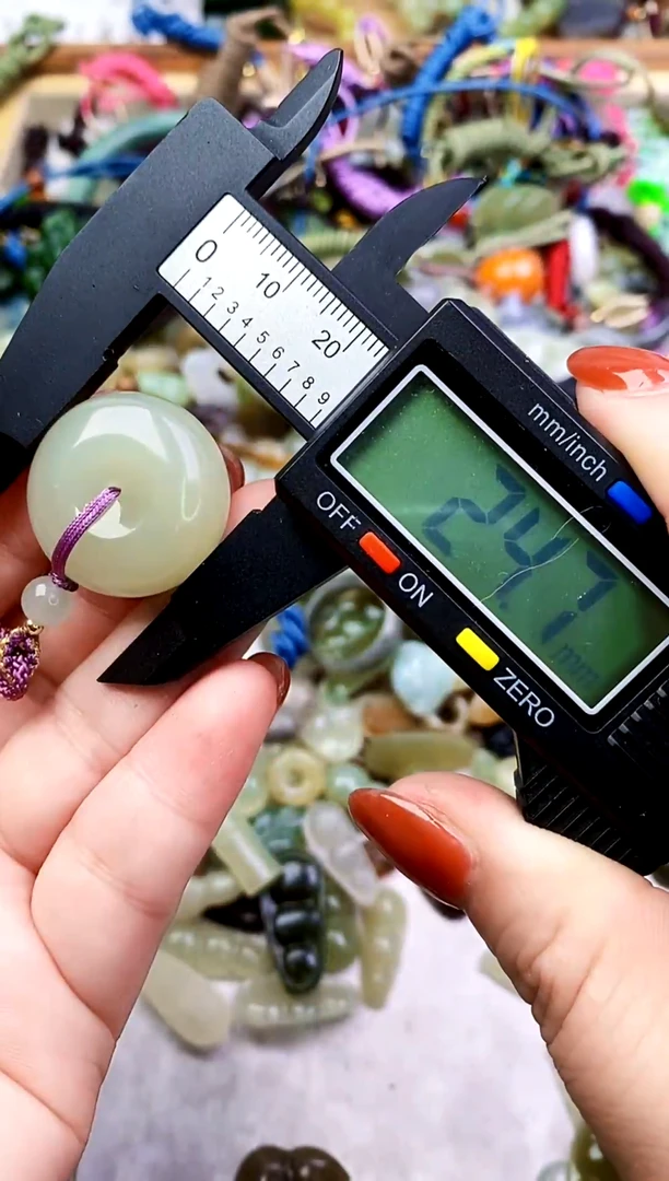 和田玉未镶嵌颈饰吊坠