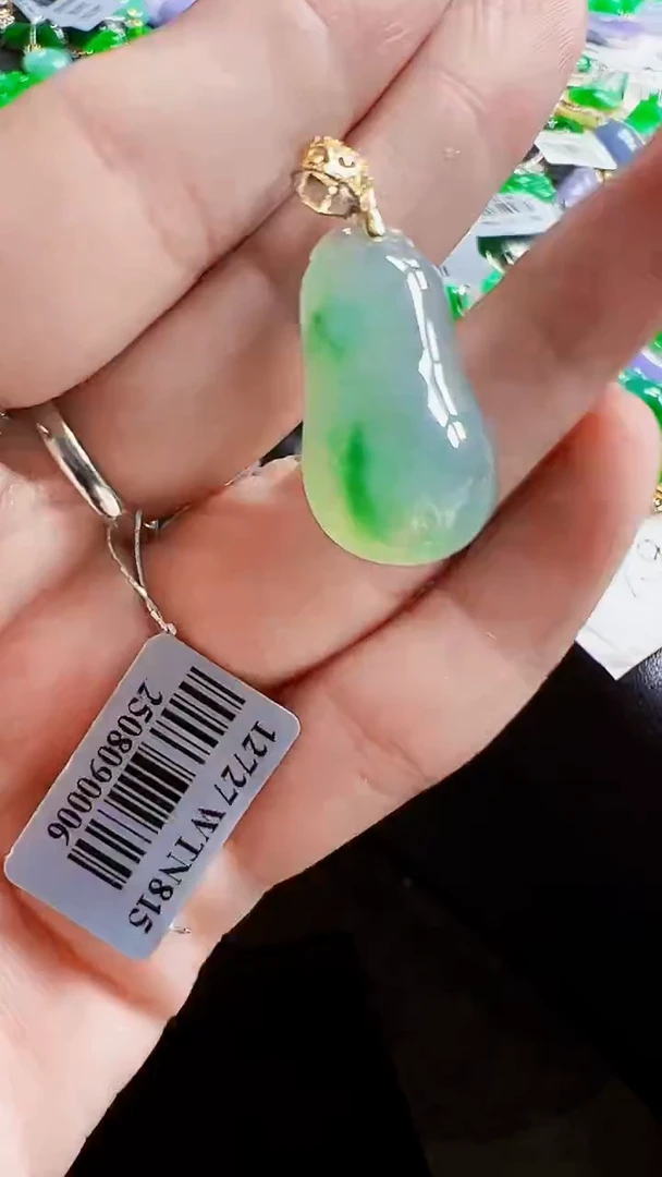 颈饰18K金镶嵌翡翠瓜