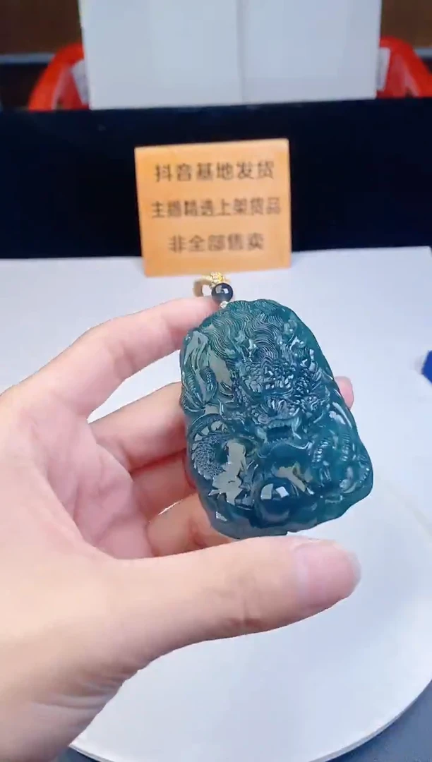 颈饰未镶嵌翡翠`