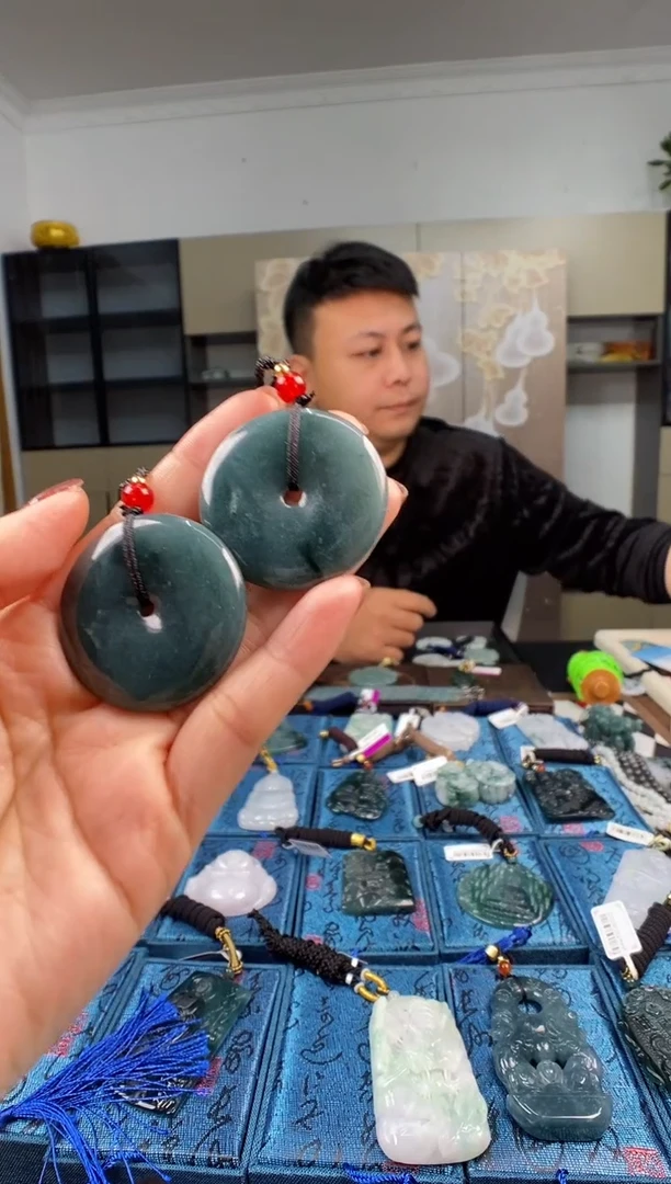 颈饰未镶嵌翡翠 多样性发其一