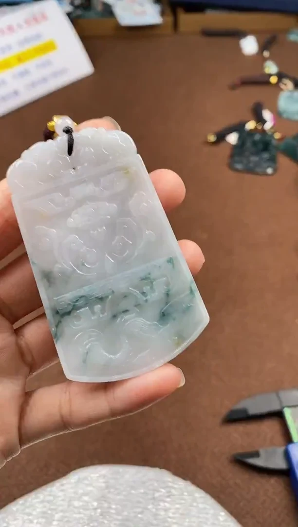 颈饰未镶嵌翡翠  多样性发其一