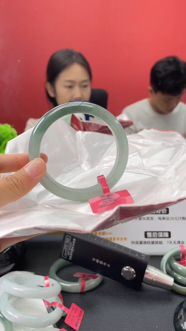 翡翠手镯未镶嵌       圈口60