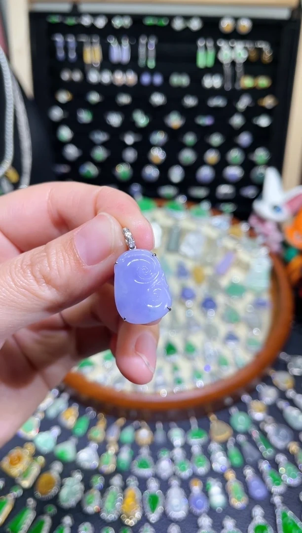 颈饰18K金镶嵌翡翠冰粉紫如意吊坠