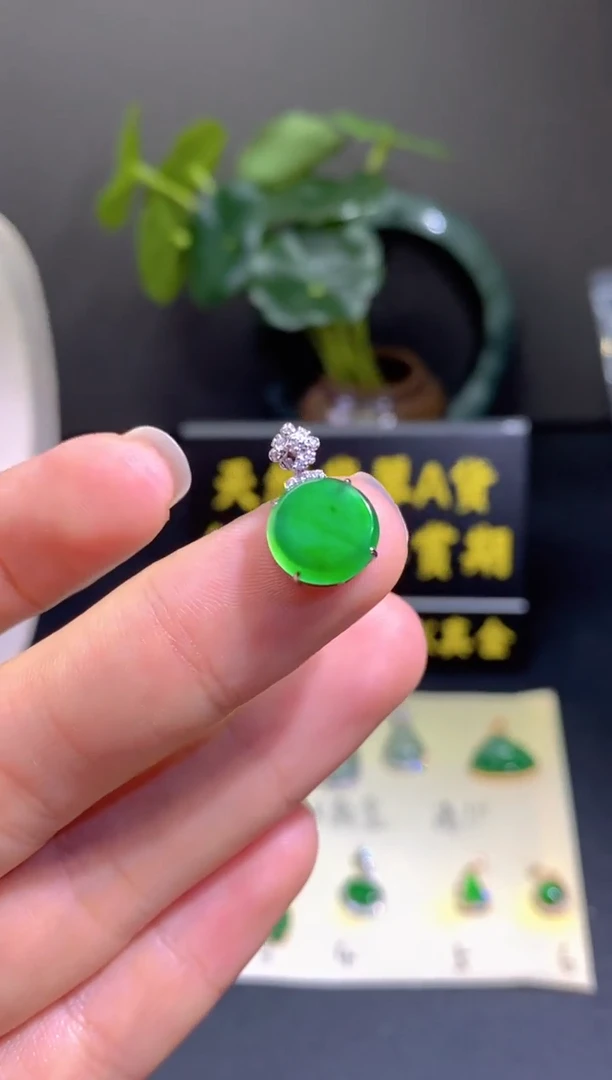 翡翠18K金镶嵌颈饰天然A货翡翠