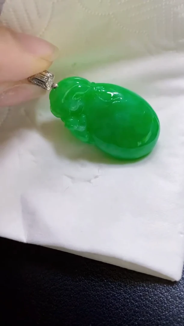 颈饰18K金镶嵌翡翠吊坠