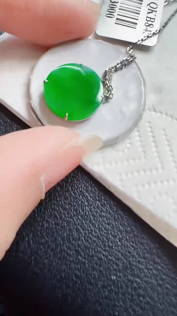 颈饰18K金镶嵌翡翠圆牌