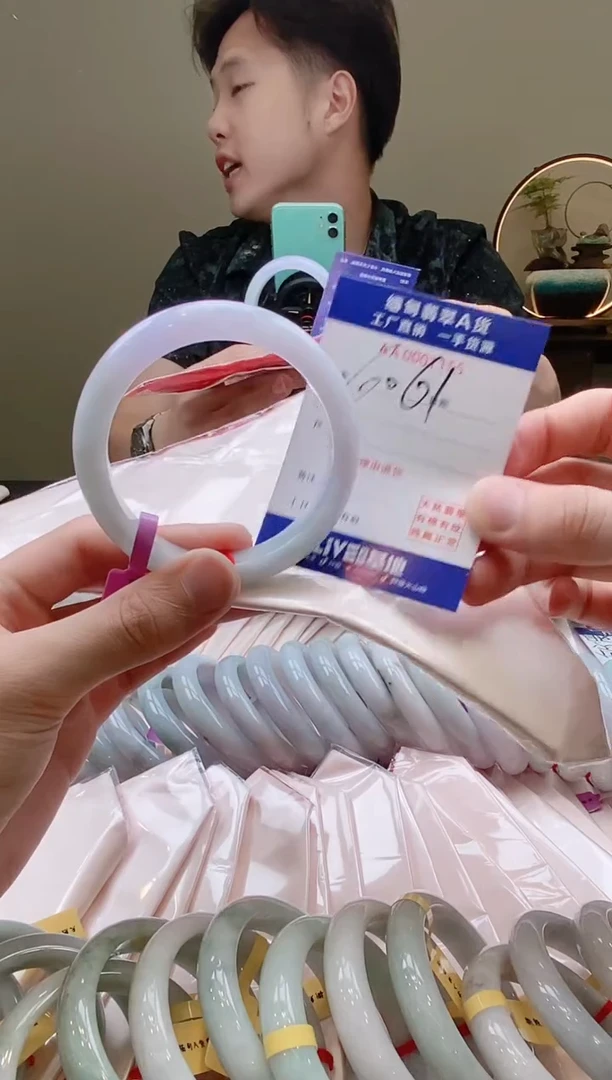 翡翠手镯未镶嵌?AAAAAAAAA