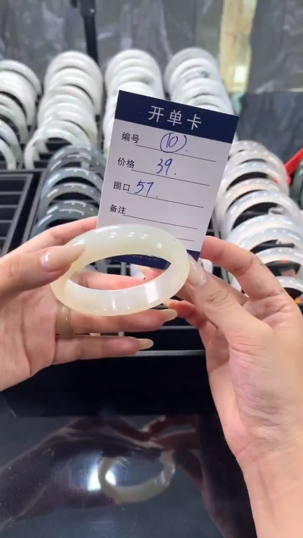 未镶嵌手镯石英质玉手镯