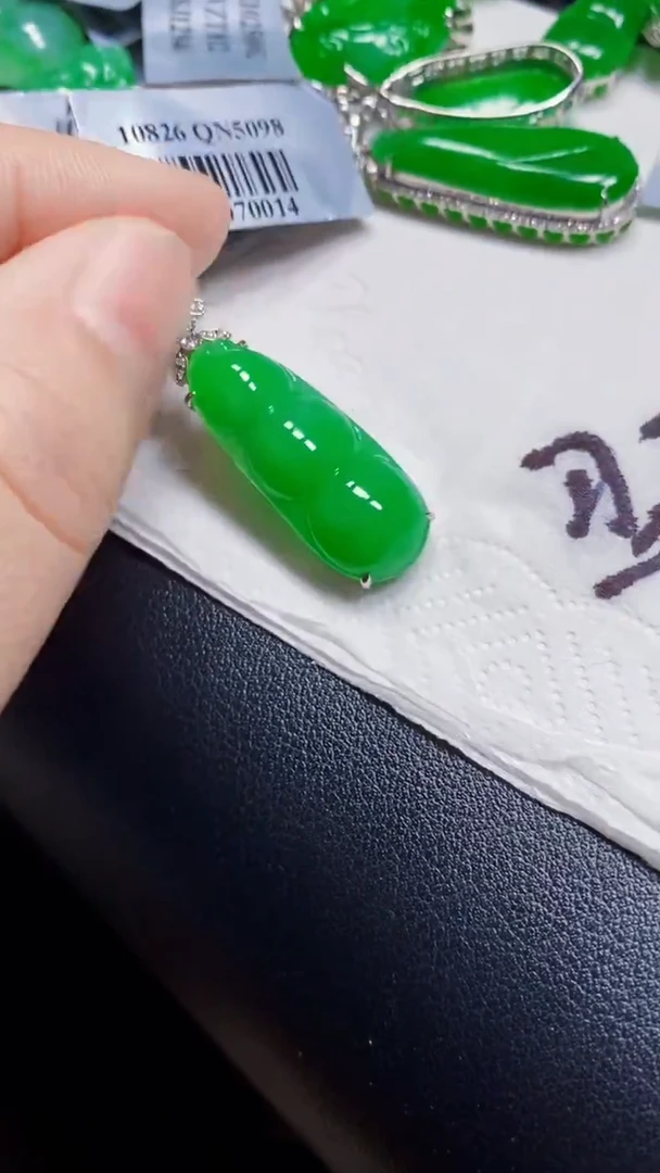 颈饰18K金镶嵌翡翠豆