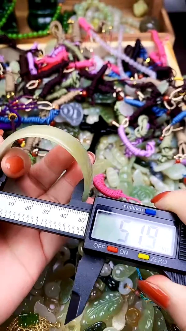 和田玉未镶嵌颈饰吊坠