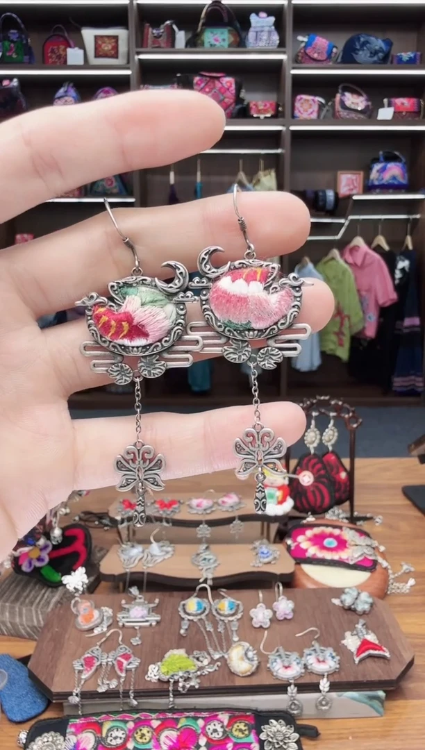 织绣106蒙阿苏苗绣传承店