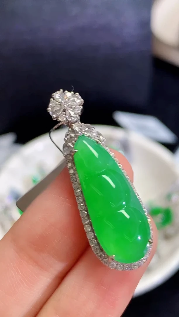 吊坠(不含链)18K金镶嵌翡翠青*多样性发其一