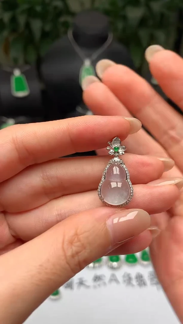 颈饰18K金镶嵌翡翠葫芦