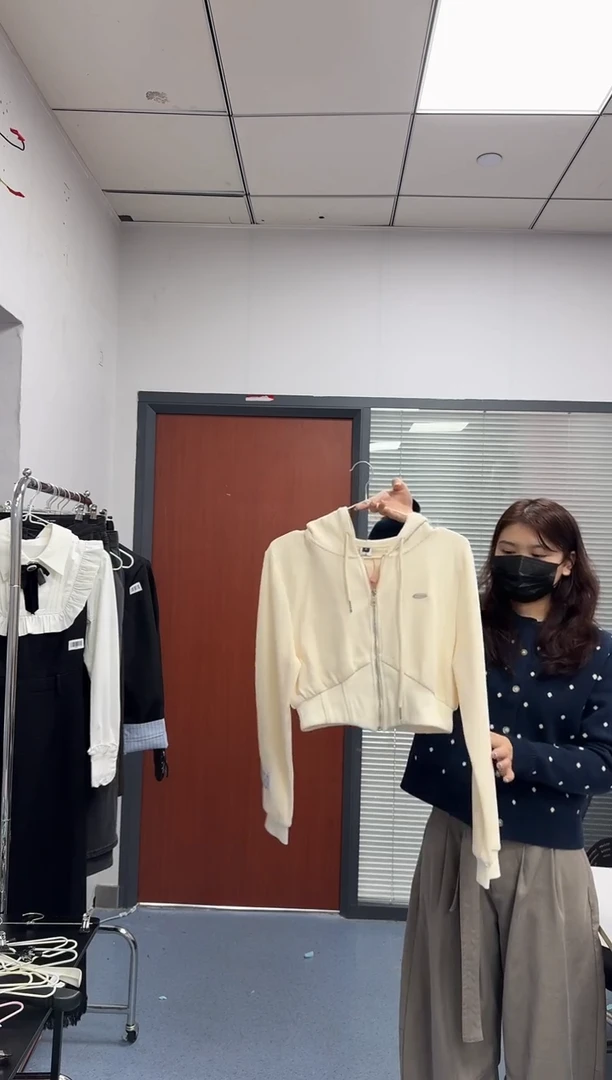 恐龙阿姨闪购商品：米色华夫格外套