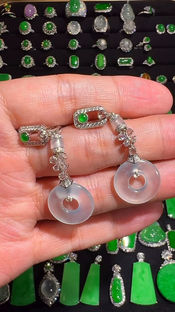 18K金镶嵌挂件翡翠耳坠