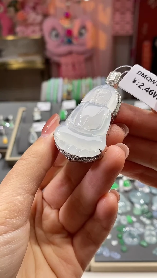 颈饰18K金镶嵌翡翠观音