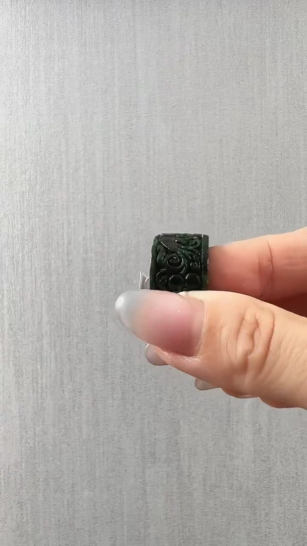 翡翠未镶嵌颈饰戒指12.8