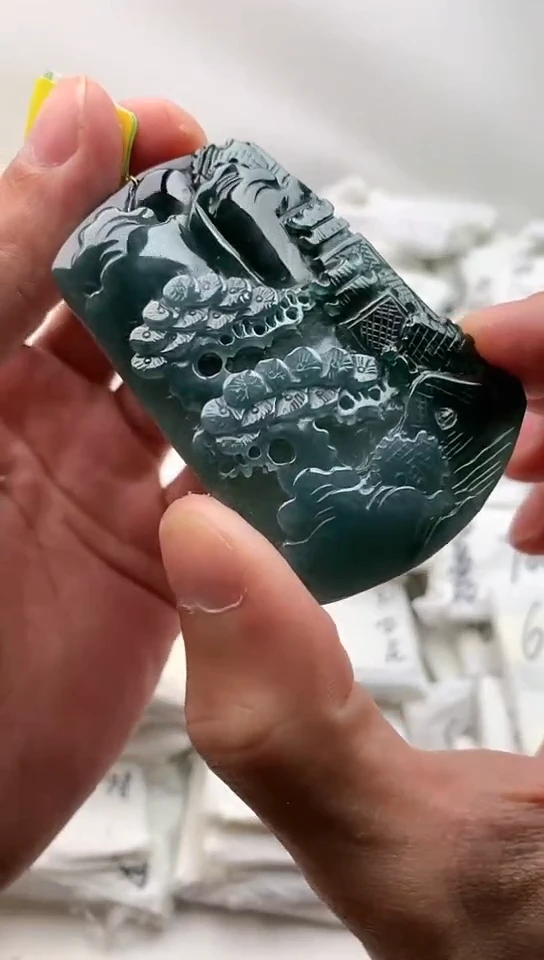 翡翠未镶嵌颈饰山水牌