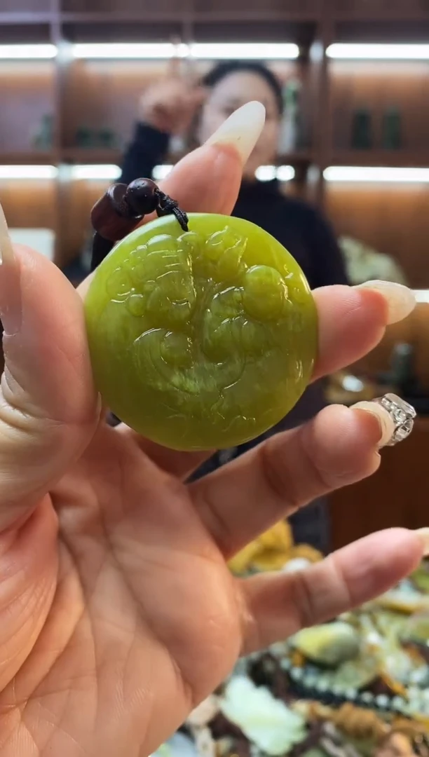 未镶嵌蛇纹石玉吊坠