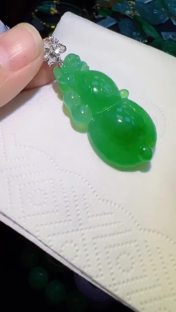 颈饰18K金镶嵌翡翠葫芦