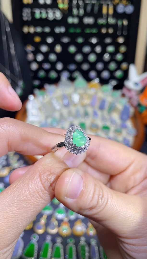 颈饰18K金镶嵌翡翠大钻豪镶木纳葫芦戒指