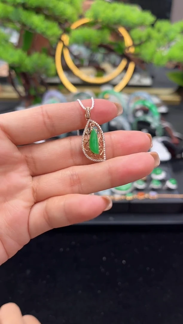 颈饰18K金镶嵌翡翠吊坠