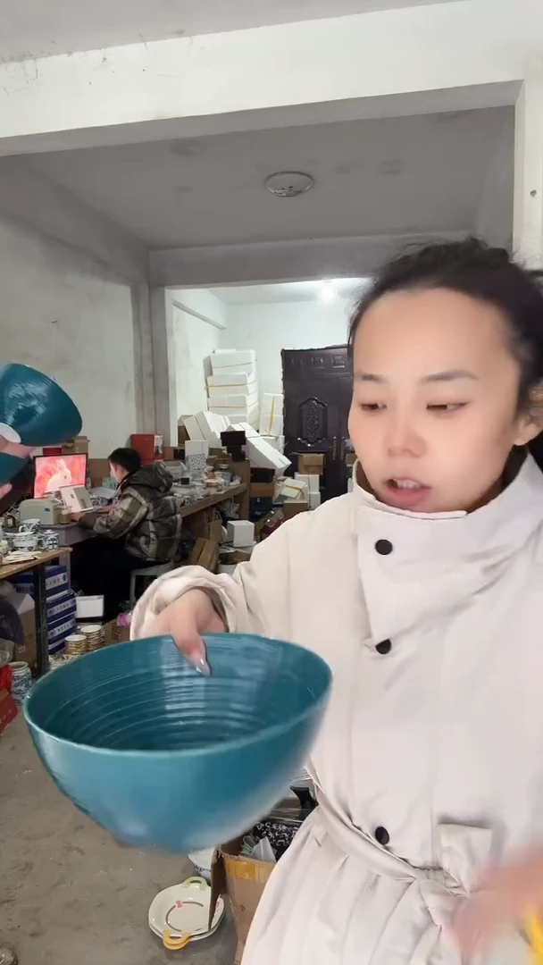 一个装的瓷器的东西一个装的瓷器的东西
