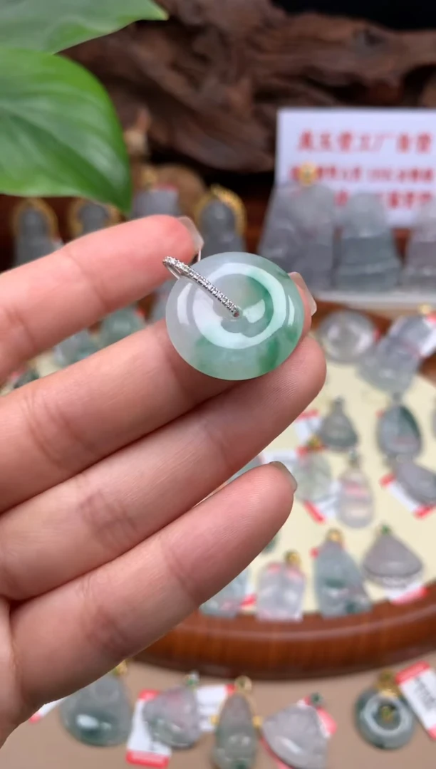 【闪购商品】翡翠颈饰18K金镶嵌平安扣