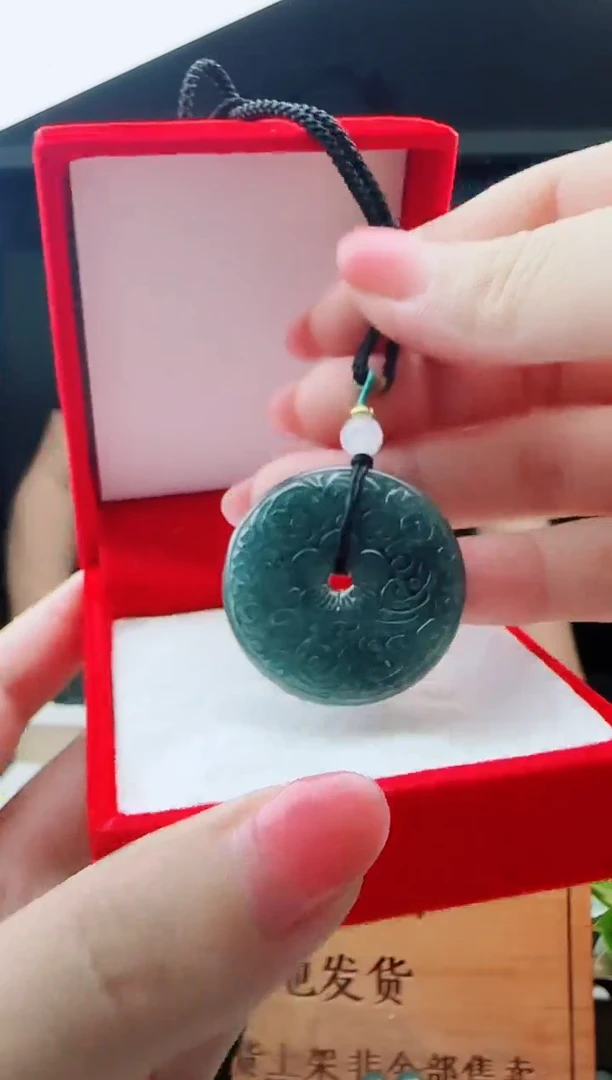 翡翠未镶嵌颈饰多样性发货其中一件