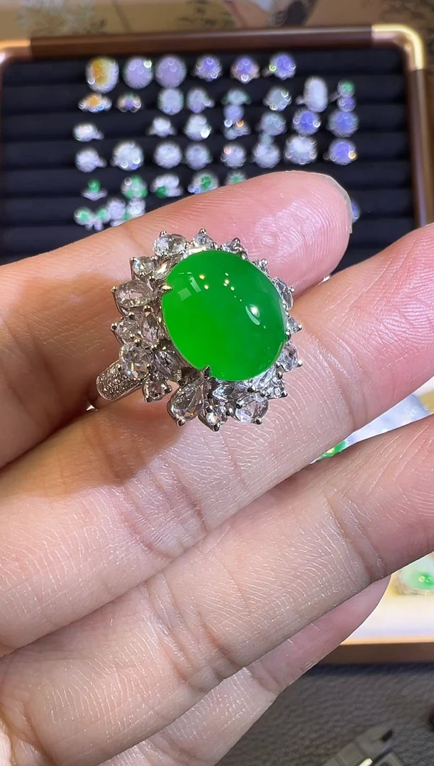 【闪购商品】翡翠戒指18K金镶嵌高冰黄阳绿蛋面戒指