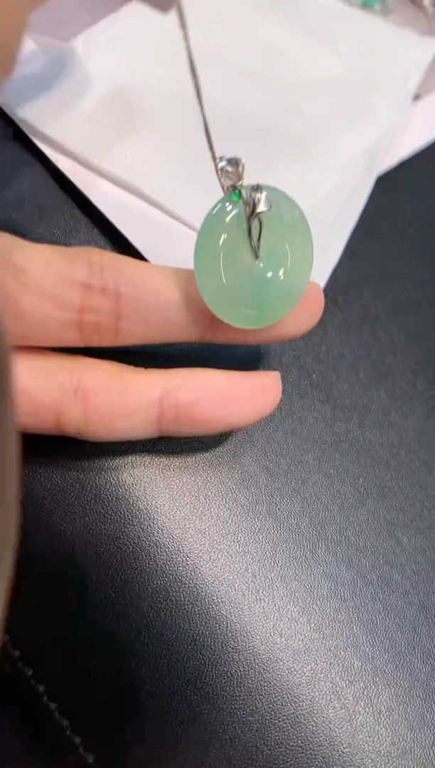 颈饰18K金镶嵌翡翠平安扣