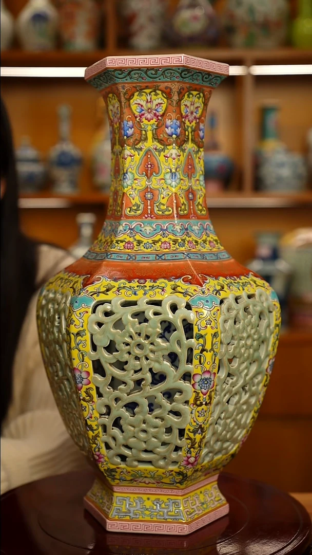 仿清瓷粉彩镂空缠枝花卉纹赏瓶一只