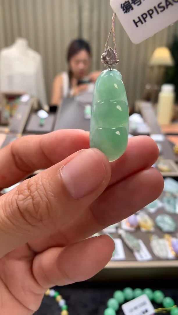 翡翠18K金镶嵌颈饰福豆