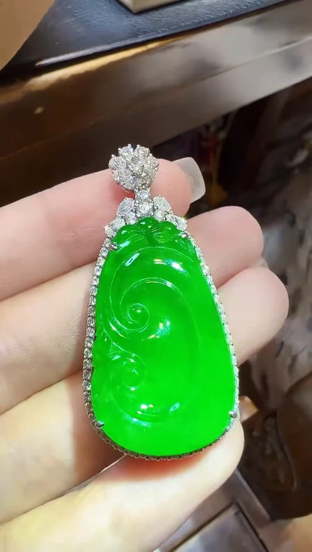 翡翠18K金镶嵌颈饰如意