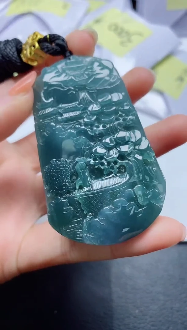 翡翠未镶嵌颈饰          