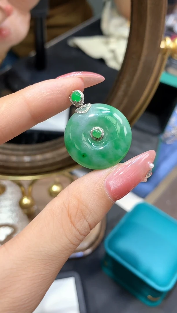 18K金镶嵌挂件翡翠扣子