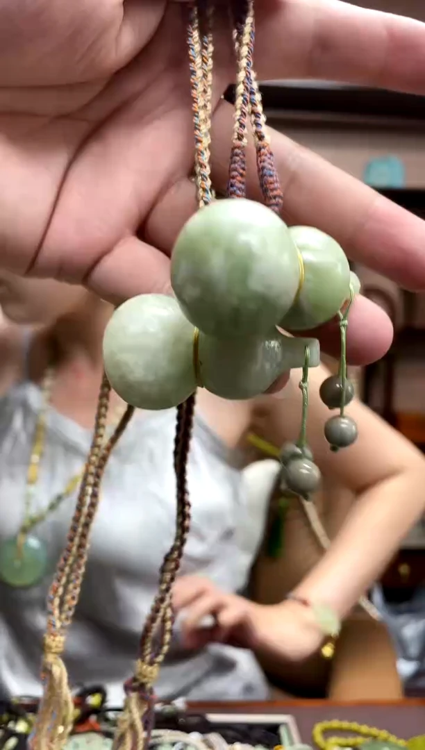 岫玉未镶嵌颈饰多样性发货发其中之一