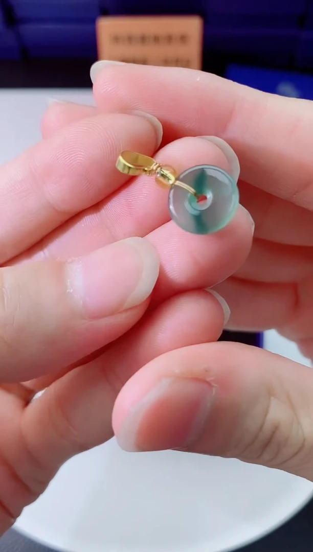 翡翠未镶嵌颈饰      `