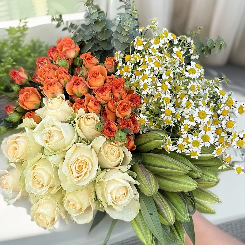 香槟玫瑰+香水百合+洋甘菊+多头玫瑰+配草+营养液鲜切花家庭养护