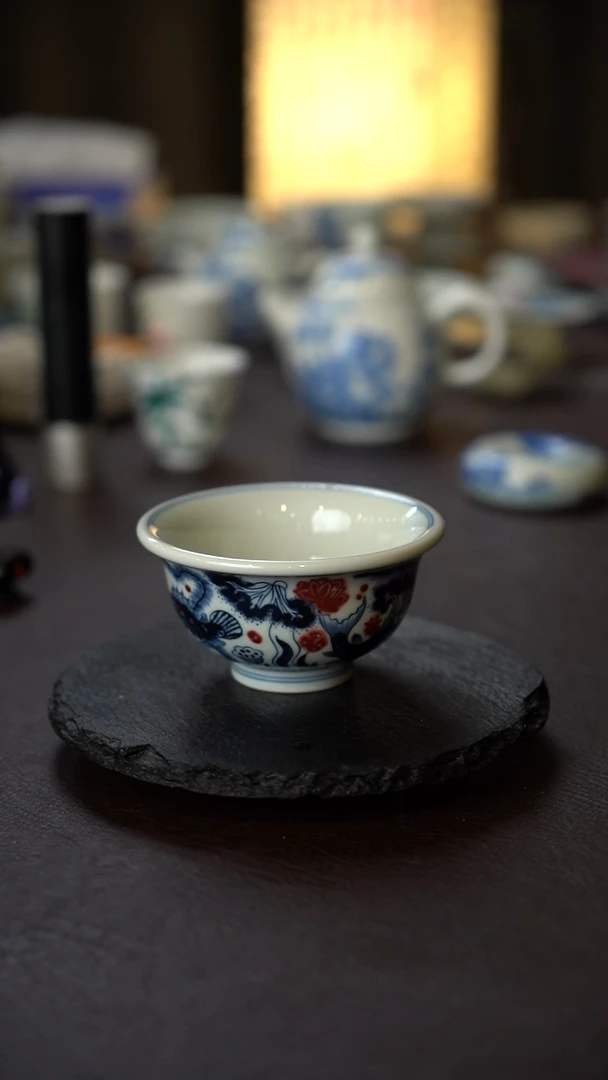 （新）景德镇全手工手绘青花釉里红鱼藻纹压手杯