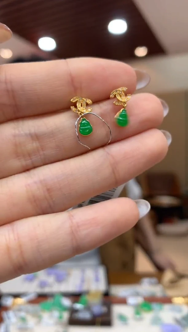 18K金镶嵌翡翠耳饰耳钉